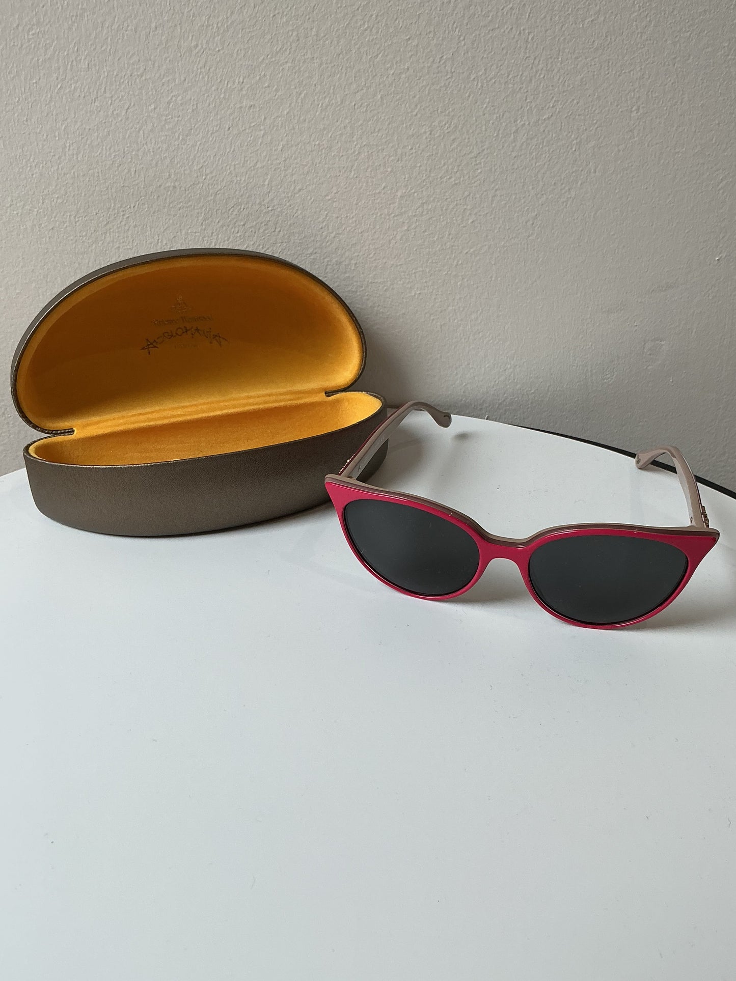 VIVIENNE WESTWOOD Oval Cateye Sunglasses – Gradient Red