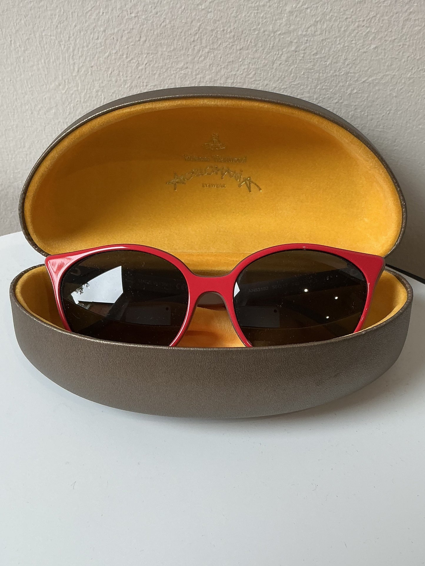 VIVIENNE WESTWOOD Oval Cateye Sunglasses – Gradient Red