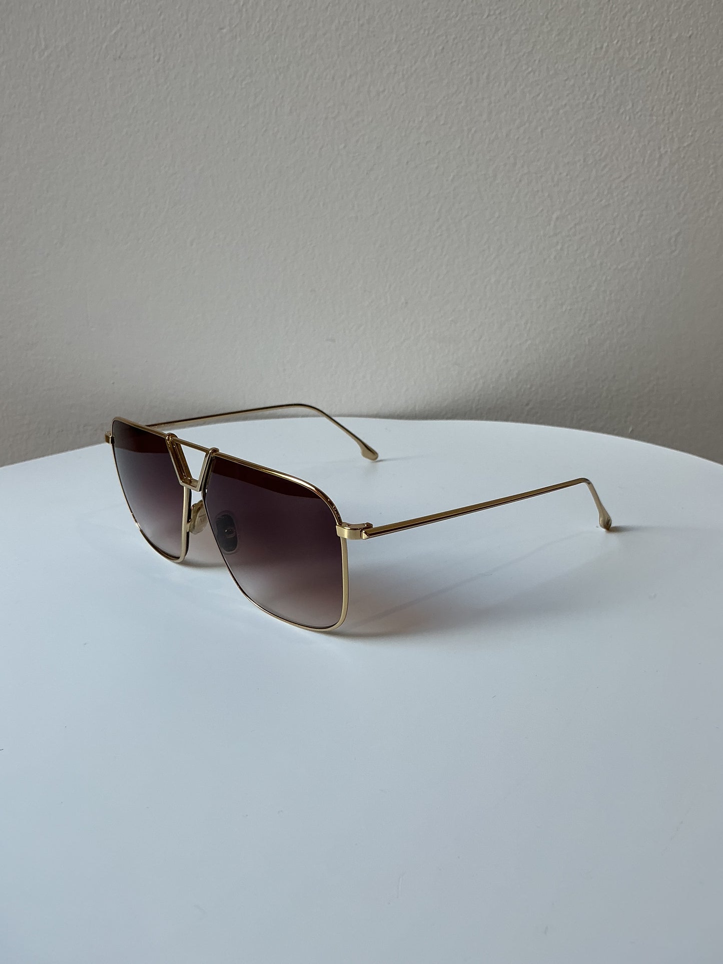 VICTORIA BECKHAM Geometric Aviator Sunglasses – Gold