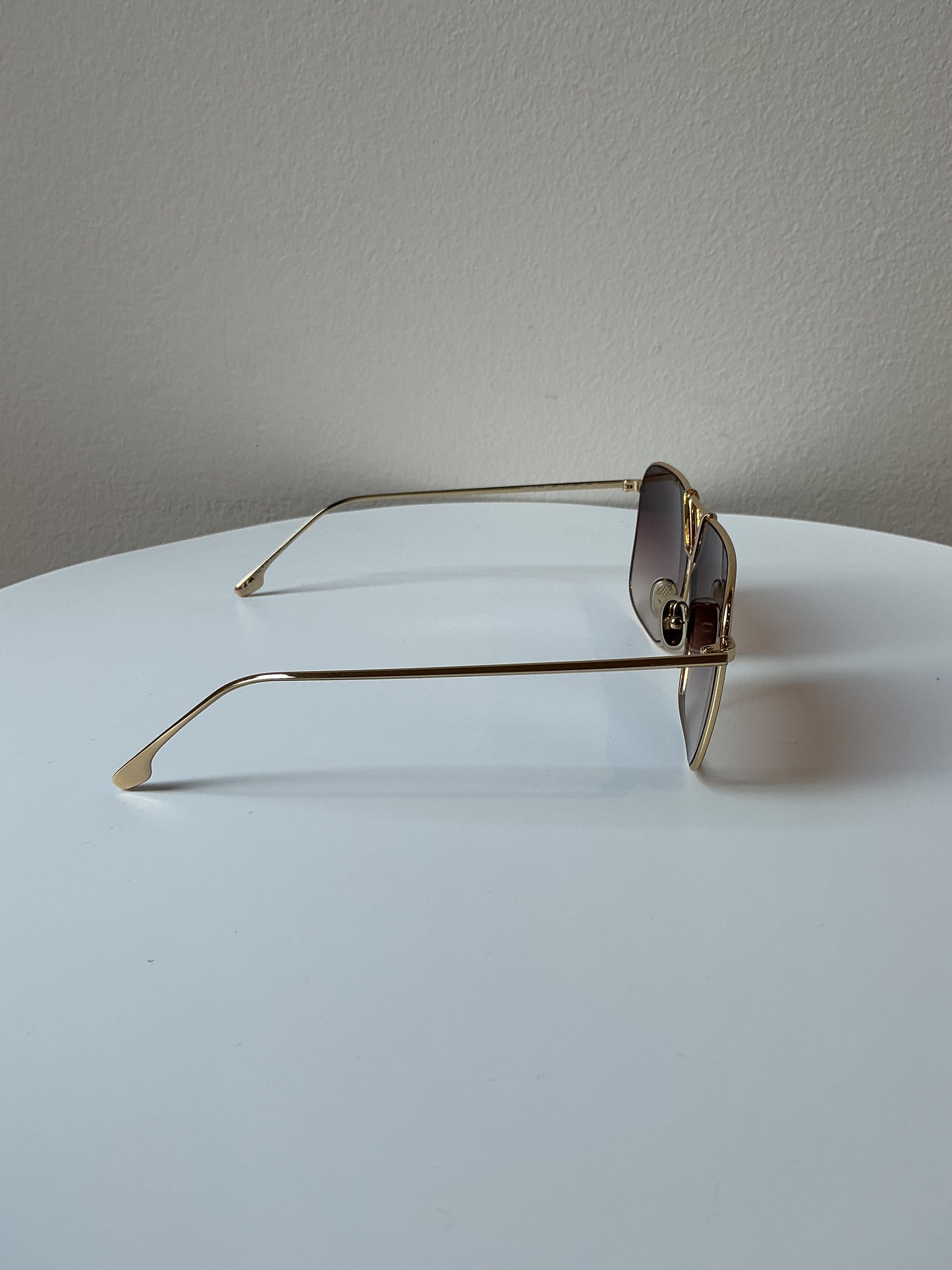 VICTORIA BECKHAM Geometric Aviator Sunglasses – Gold